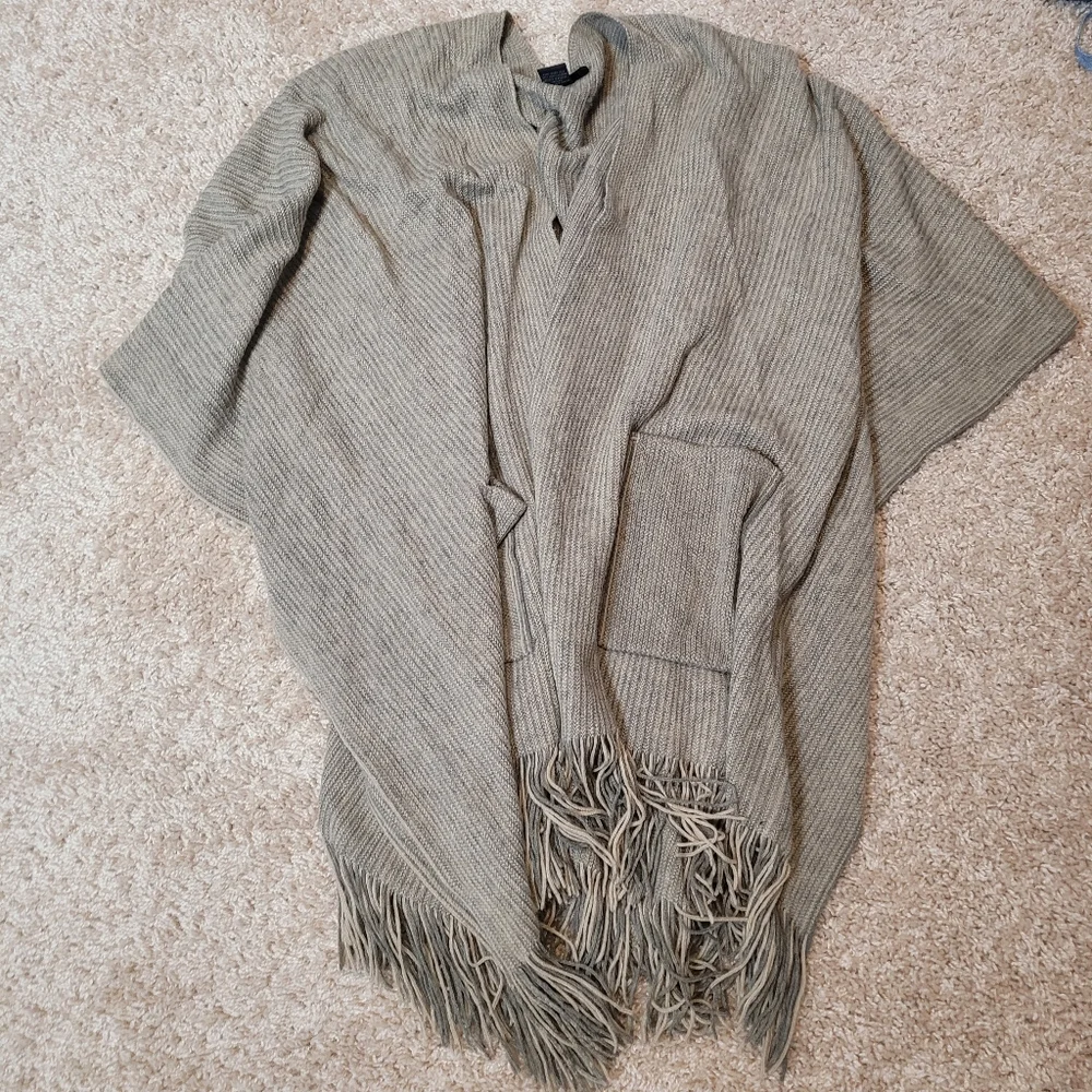 Steve Madden Gray Brown Shawl One Size Fits Most Fringed Hem Pockets